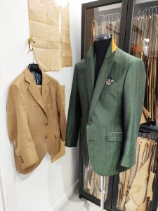 Trajes tabaco en lino y verde espiga de Scabal