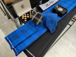 Americana azul eléctrico cuadro negro Scabal